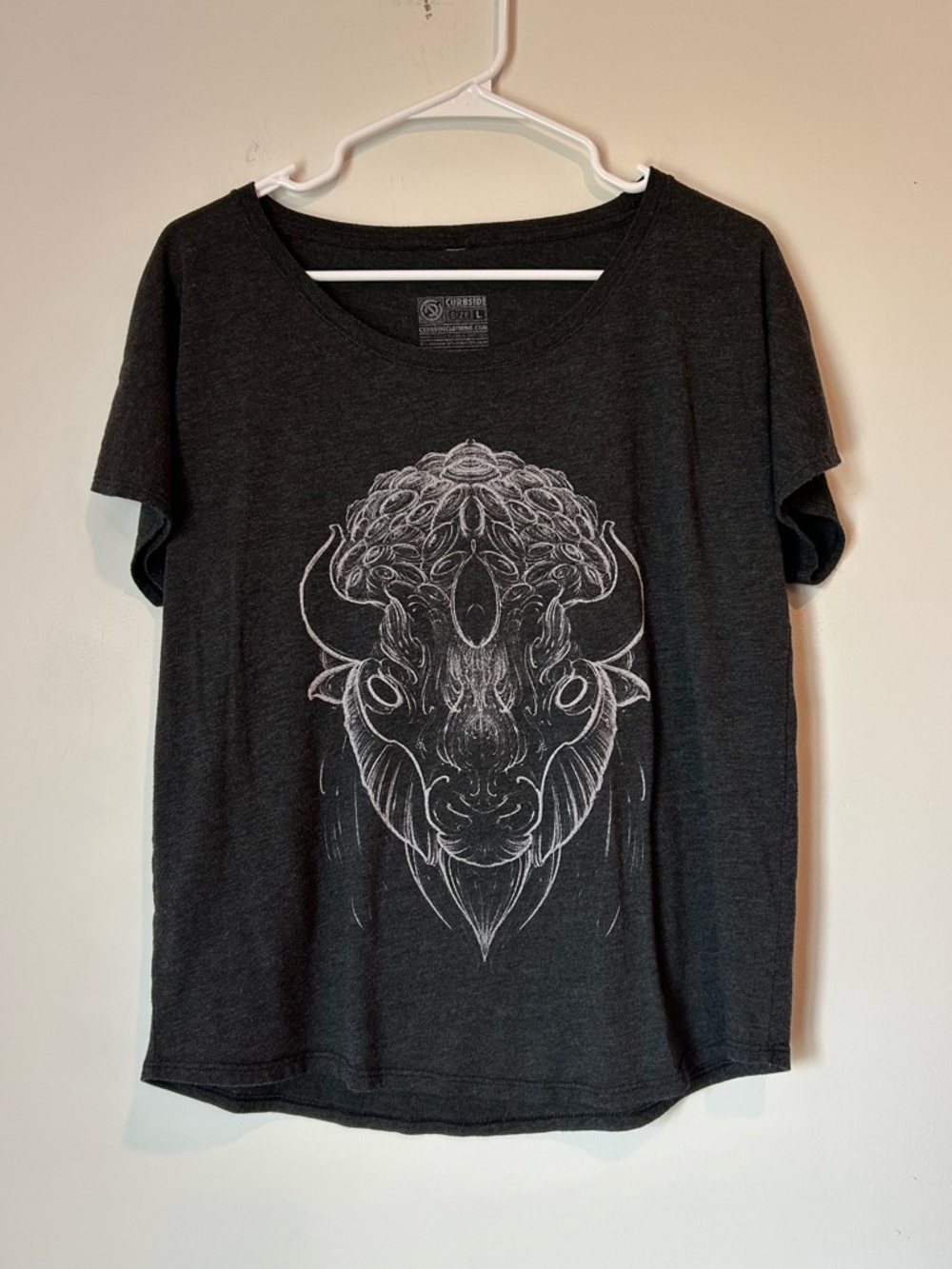 Curbside Clothing Buffalo Women’s Large Dark Gray T-shirt